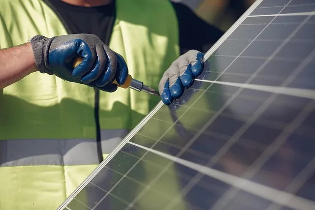 Güneş enerji sistemi kurulumu yapan teknik ekip